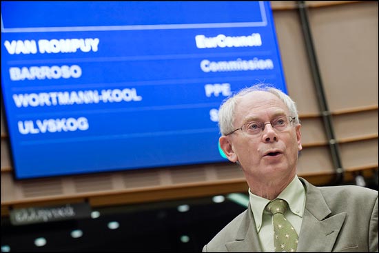 Mr. Van Rompuy en una reunión discutiendo sobre competitividad en Europa. [Photo: European Parliament Flickr account]