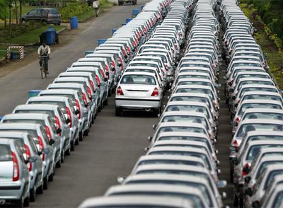 Miles de coches listos para su venta en la planta de Pune, al sur de Bombay. Fuente: Reuters