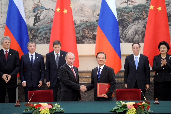 Vladimir Putin y Wen Jiabao escenifican un acuerdo [Foto: Wikimedia Commons]