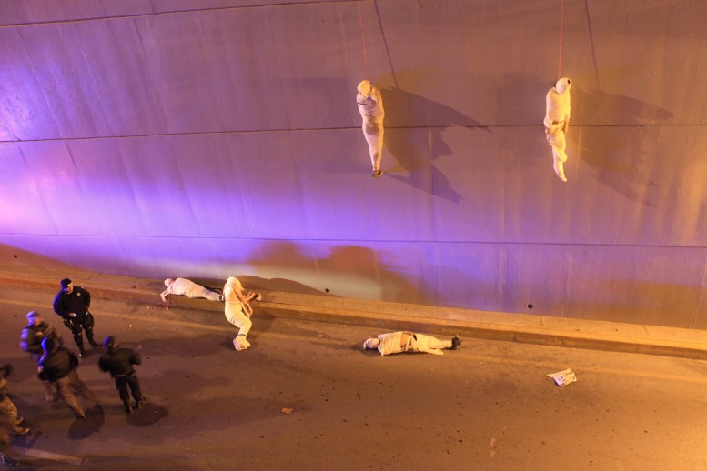 La policía llega a una escena en la que cinco cuerpos habían sido descubiertos debajo de un puente en Saltillo, en el noreste de México, en la madrugada del 8 de marzo. Autor: Christopher Vanegas