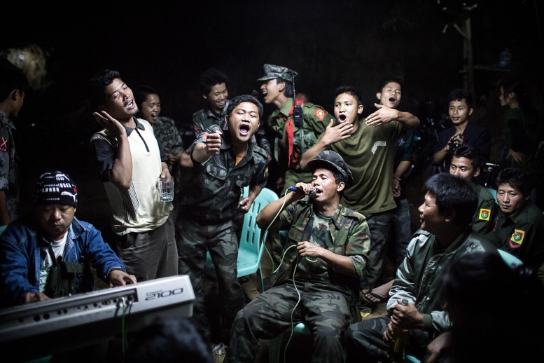 Soldados del Ejército para la Independencia de Kachin (KIA) ​​beben y cantan juntos en el funeral de uno de sus comandantes, en la ciudad de Laiza, en el estado de Kachin, al norte de Birmania (Myanmar). Autor: Julius Schrank