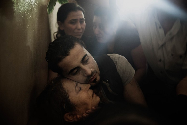 Varias personas lloran la muerte de un teniente del ejército sirio de 24 años de edad, quien era conocido por el nombre de Abu Layth, en una aldea en la provincia costera de Latakia. Autor: Andrea Bruce