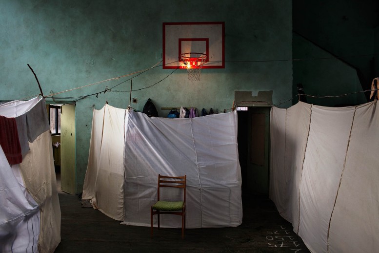 Las personas desplazadas por el conflicto en Siria permanecen en refugios improvisados ​​en el gimnasio de una escuela abandonada. Autor: Alessandro Penso