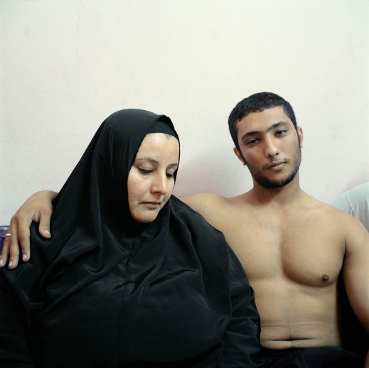 Culturistas egipcios posan con sus madres. Autor: Denis Dailleux