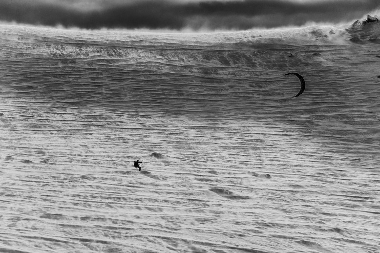 Un esquiador de kite surf coge el viento en las laderas del monte Vitosha, al sur de la capital búlgara Sofía. Autor: Anastas Tarpanov