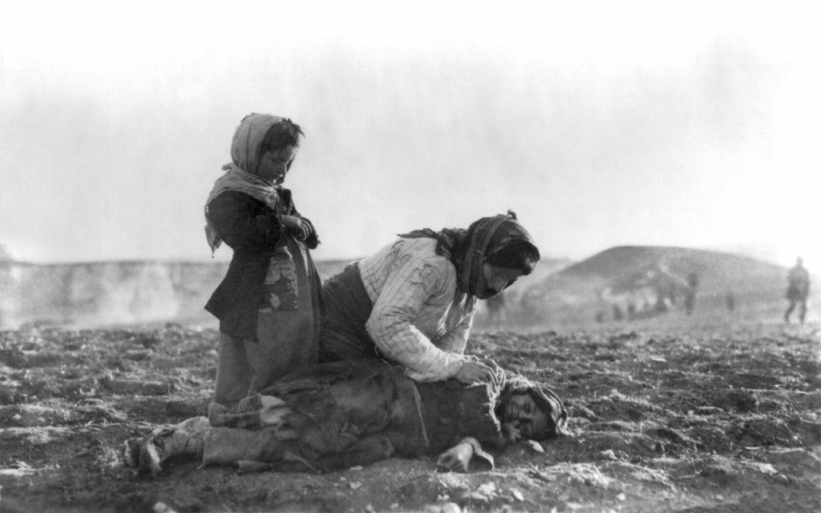 Mujer armenia al lado de su niño muerto [Foto: American Committee for Relief in the Near East via Wikipedia]