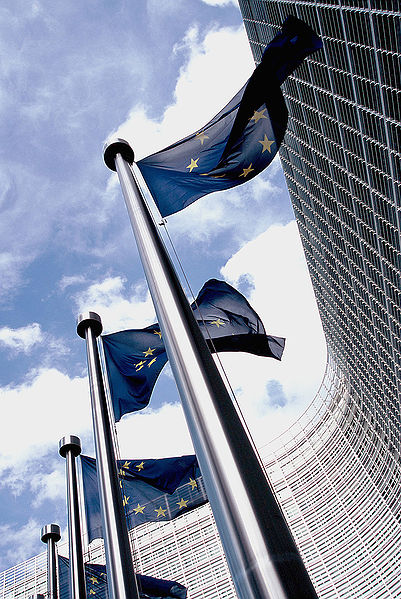Banderas de la UE ante la Comisión Europea (extraída de Wikimedia Commons).