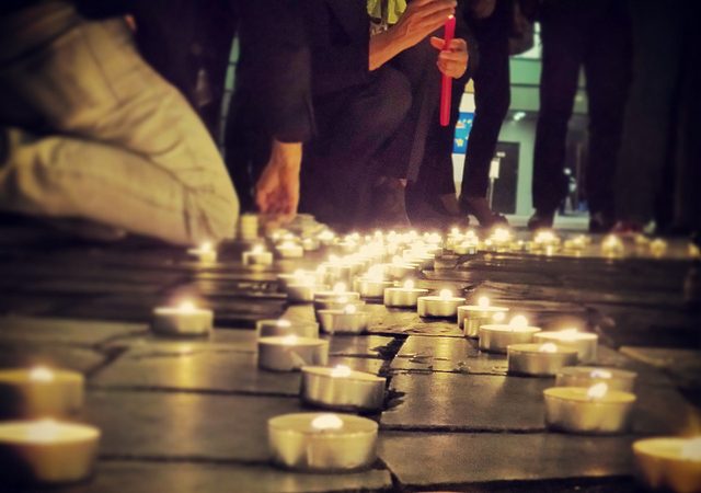 Candlelight outside the EP in Strasbourg to commemorate the victims of Lampedusa disaster [Foto: Parlamento Europeo, vía Flickr, https://www.flickr.com/photos/european_parliament/10145840913]