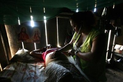 Foto: Revisión a una mujer Ashuar embarazada durante una campaña de salud en Kapawi, Ecuador / Reuters 2008