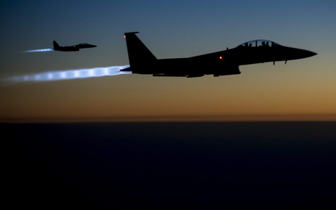 Bombarderos F-15E Strike Eagles de la fuerza aérea norteamericana sobrevolando el norte de Irak después de realizar ataques aéreos en Siria [Foto U.S Department of Defense vía Flickr].