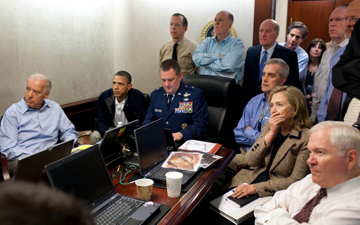 El presidente de EUA, Barack Obama, junto a miembros de su gabinete y mandos militares y de inteligencia presenciando la operación que acabó con Osama bin Laden [Foto: Goodvac vía WikimediaCommons].