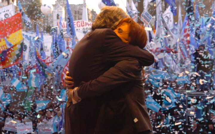 Néstor Kirchner y su esposa, Cristina Fernández, en un acto en la Plaza de Mayo (junio de 2008) [Foto: Banfield vía WikimediaCommons].