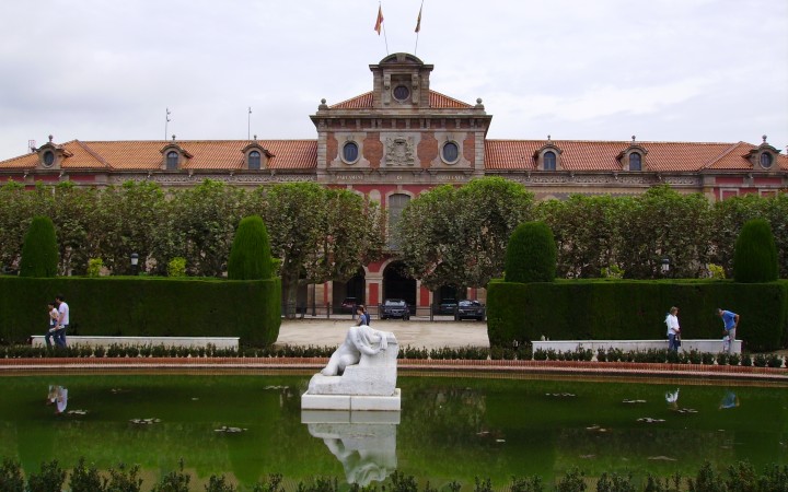 Exterior del Parlamento de Cataluña [Foto: WikimediaCommons].
