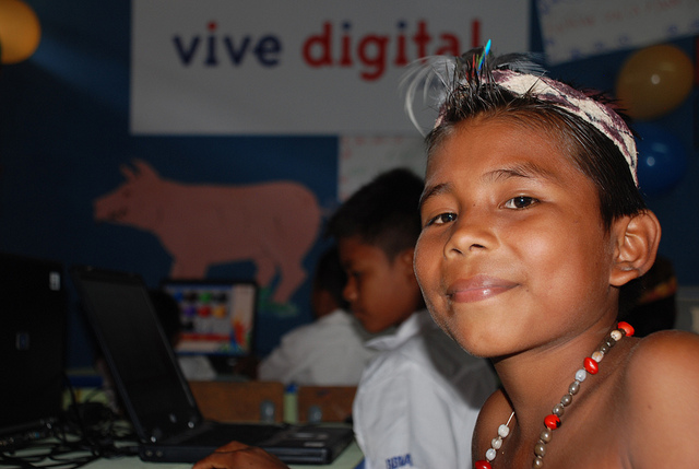 [Foto: Niño de la tribu Guayú aprende a manejar las TIC. Ministerio TIC Colombia vía Flickr]