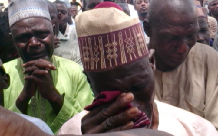 Padres lloran a sus víctims en Chibok [Fuente: Wikimedia]