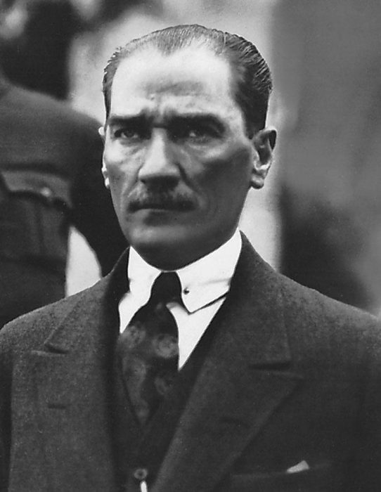 Mustafa Kemal Atatürk, padre de la actual República de Turquía e impulsor de los valores de laicismo, democracia y aproximación a Occidente, con un papel clave del ejército en la protección de estos “valores de Estado” [Vía WikimediaCommons].