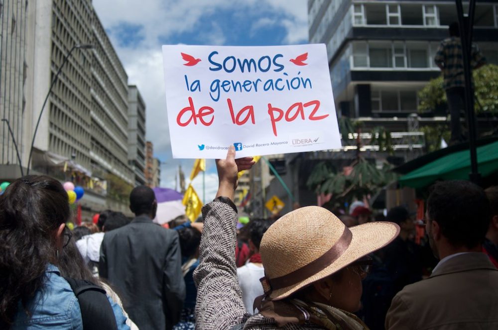Pancarta por la paz en una de las movilizaciones en favor del proceso en Colombia [Agencia Prensa Rural vía Flickr].