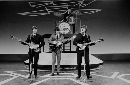 Imagen de un concierto de los Beatles en Holanda, en 1964. En este momento se puede apreciar como Jimmy Nicol sustituye a Ringo Starr en la batería, pues éste se encontraba hospitalizado [Foto: VARA vía WikimediaCommons].
