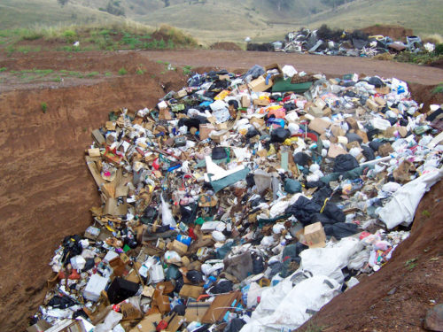 Imagen de un vertedero incontrolado, muestra de una mala gestión de los residuos urbanos [Foto vía WikimediaCommons].