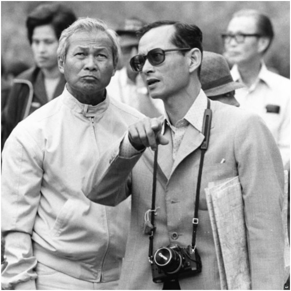 El general Prem Tinsulanonda (izquierda) junto al fallecido rey Bhumibol Adulyadej (derecha) [Foto vía BBC].