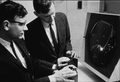 Dan Edwards y Peter Samson jugando a "Spacewar!" en una PDP-1. Fue el primer videojuego de la historia, en 1962 [Foto vía computerhistory.org].