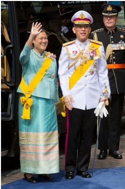 La princesa Maha Chakri Sirindhorn y el príncipe Maha Vajiralonkgkorn en la ceremonia de inauguración celebrada tras la abdicación de la reina de Holanda, en 2013 [Foto vía ABC News].