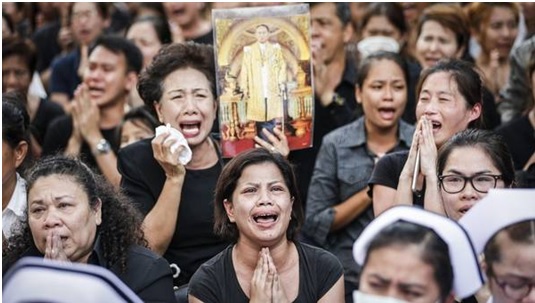 Millones de personas vestidas de negro acompañan el féretro del rey Bhumibol en Bangkok [Foto vía El País Internacional].