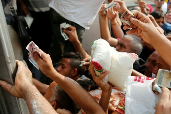 La gente busca comprar azúcar en medio de la fuerte crisis [Foto: Reuters]
