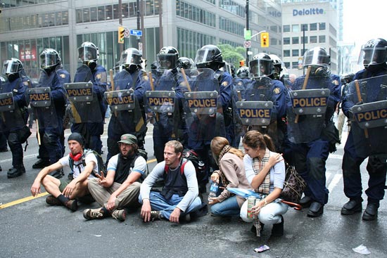 Protesta ante la reunión del G20 en el  Financial District Along Bay de Toronto en junio de 2010. [Photo: katerkate Flickr account]