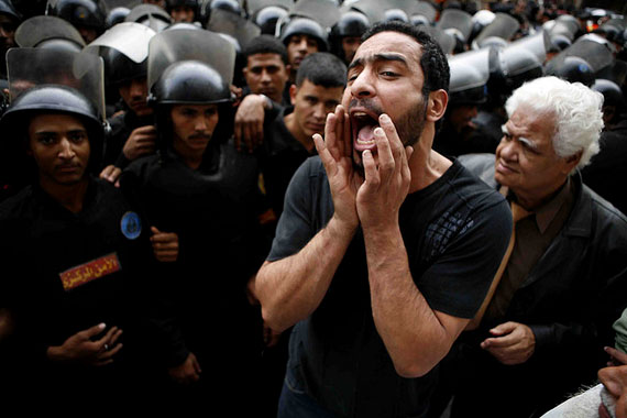 El bloguero Sharqawi grita en contra de Mubarak. [Photo: 3arabawy Flickr account]