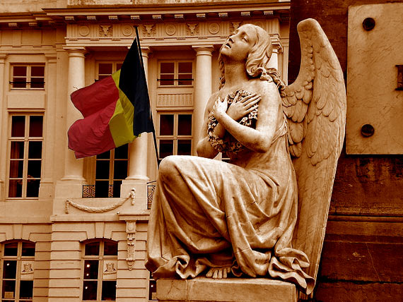 Imagen del ángel y la bandera belga en la plaza de los mártires en Bruselas. [Photo: historic.brussels Flickr account]