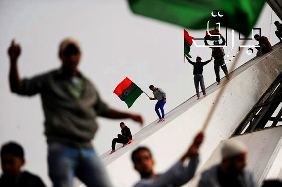 Libios alzan las banderas en señal de celebración de la toma de la ciudad de Bengasi. [Photo: شبكة برق | B.R.Q Flickr account]