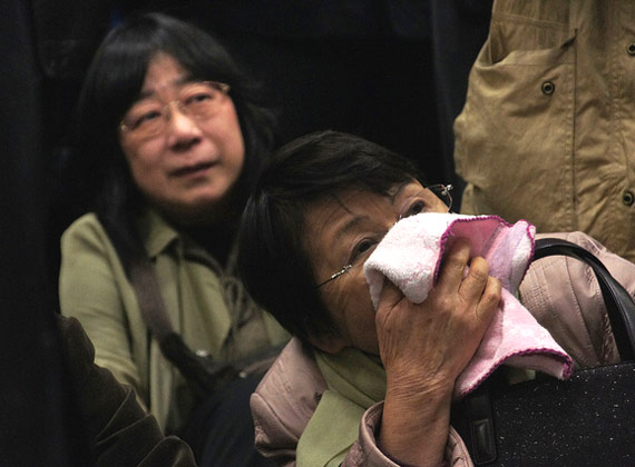 Mujeres esperando la apertura del servicio del tren en Japón el día del terremoto. [Photo: Roberto Maxwell Flickr account]