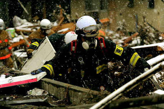 Miembro del equipo de rescate japonés en busca de supervivientes. [Photo: DVIDSHUB Flickr account]