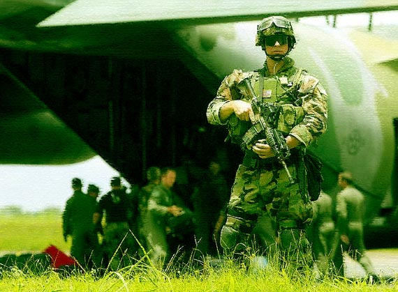 Soldado norteamericano en una intervención en Costa de Marfil en 2002. [Photo: ussocom_ru Flickr account]