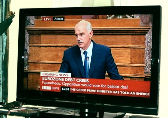 El primer minstro griego, Giorgos Papandreou, en un discurso en televisión. [Foto: Ninian Reid Flickr account]
