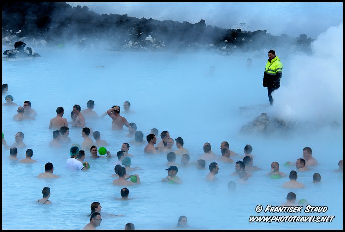 Islandeses bañándose en las aguas termales. [Photo: Frantisek Staud, jauntmagazine.wordpress.com]