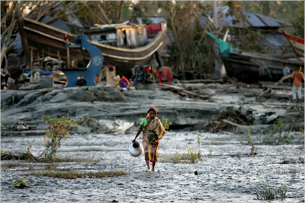 BanBangladesh lucha por recuperarse del ciclón - Mujeres