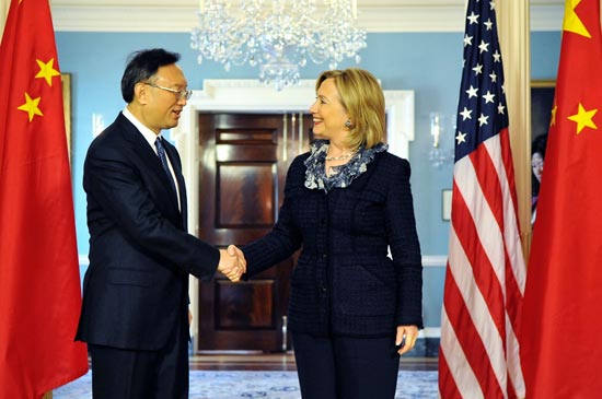 La Secretaria de Estado Hillary Clinton, estrecha sonriente la mano del Ministro de Exteriores chino Yang. 
