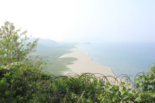 Vista de la zona desmilitarizada en la costa este de Corea del Sur. Foto: Guillem Vals García