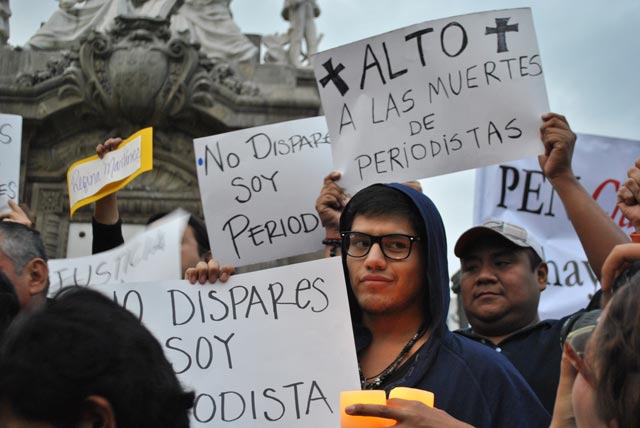 Manifestación "Veladoras por la libertad de prensa", Ciudad de México [ProtoplasmaKid, Wikimedia Commons]