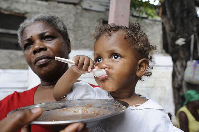 Haiti, lucha contra la desnutrición infantil [Foto: Leah Gordon vía Flickr]