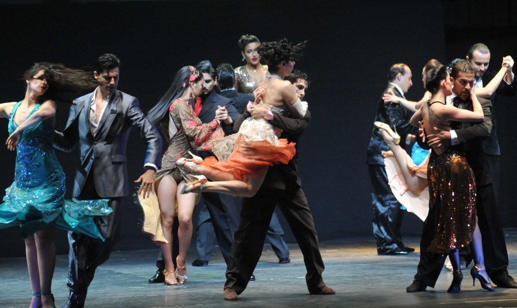 Mundial de Tango 2013: Parejas bailando una Milonga.