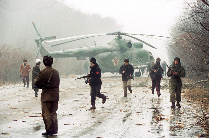 Helicóptero ruso derribado por fuerzas chechenas cerca de Grozni en diciembre de 1994. Foto de Mijaíl Yevstáfiev. [Wikiedia]