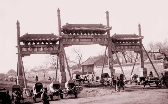 Arco de la calle Chang'an. Actualmente se ha transformado en la carretera principal este-oeste de Pekín. Foto sin fecha de Von Rosthorn.