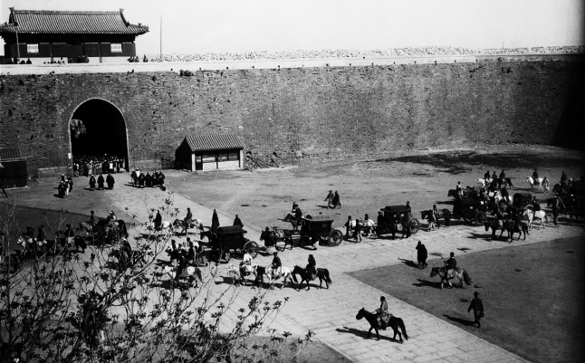 Otra perspectiva del regreso de la Corte Imperial en 1901. Foto de Von Rosthorn.