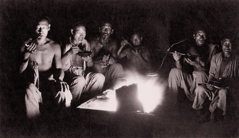 Trabajadores (coolies) cenando. Foto sin fecha de Von Perckhammer.