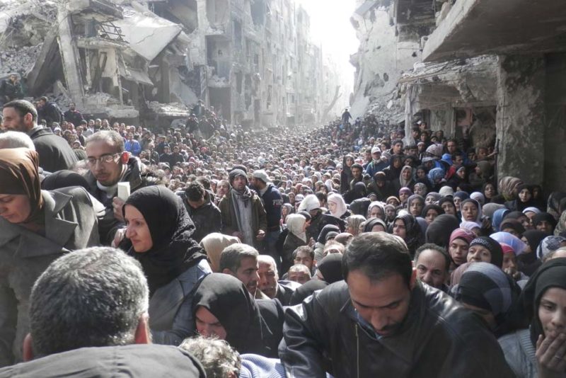 Una multitud espera para recibir ayuda de la ONU en el campo de refugiados de Yarmouk, en Siria. Foto: UNRWA / REUTERS