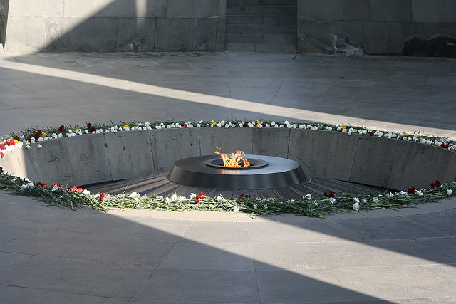 Tsitsernakaberd- Monumento en homenaje a las víctimas del genocidio [Foto: Arthur Chapman via Flickr]