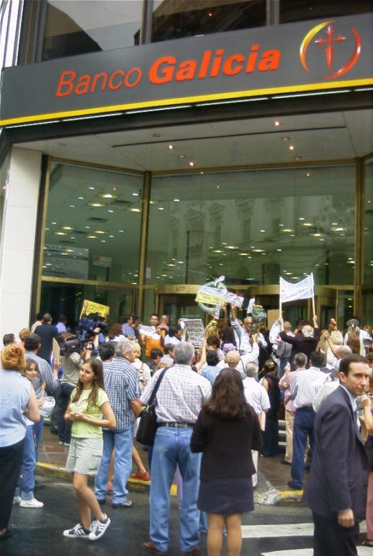 Manifestación contra el "corralito" en Buenos Aires, 2002 [Wikipedia]